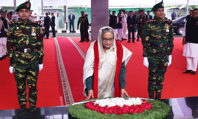 আওয়ামী লীগ সভাপতি ও নবনিযুক্ত প্রধানমন্ত্রী শেখ হাসিনা শুক্রবার ধানমন্ডি ৩২ নম্বরে জাতির পিতা বঙ্গবন্ধু শেখ মুজিবুর রহমানের প্রতিকৃতিতে পুষ্পার্ঘ্য অর্পণ করেন।