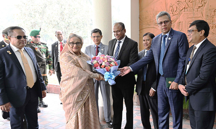 নবনিযুক্ত প্রধানমন্ত্রী শেখ হাসিনাকে সোমবার প্রথম কর্মদিবসে তাঁর কার্যালয়ে মুখ্য সচিব মো. তোফাজ্জল হোসেন মিয়া ও ঊর্ধ্বতন কর্মকর্তাগণ ফুল দিয়ে শুভেচ্ছা জানান।