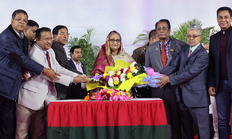 মঙ্গলবার গণভবনে আওয়ামী লীগ সভাপতি ও প্রধানমন্ত্রী শেখ হাসিনাকে ফুল দিয়ে অভিনন্দন জানান প্রবাসী আওয়ামী লীগ ও অঙ্গসংগঠনের নেতৃবৃন্দ।