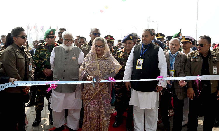 প্রধানমন্ত্রী শেখ হাসিনা রোববার পূর্বাচলে বঙ্গবন্ধু বাংলাদেশ-চীন মৈত্রী প্রদর্শনী কেন্দ্রে ঢাকা আন্তর্জাতিক বাণিজ্য মেলার উদ্বোধন করেন।