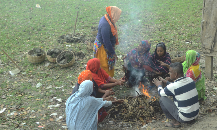 সোমবার যশোর সদর উপজেলার তালবাড়ীয়া গ্রাম খড়কুটোতে আগুন জ্বালিয়ে শীত নিবারণের চেষ্টা করেছে সাধারণ মানুষ।