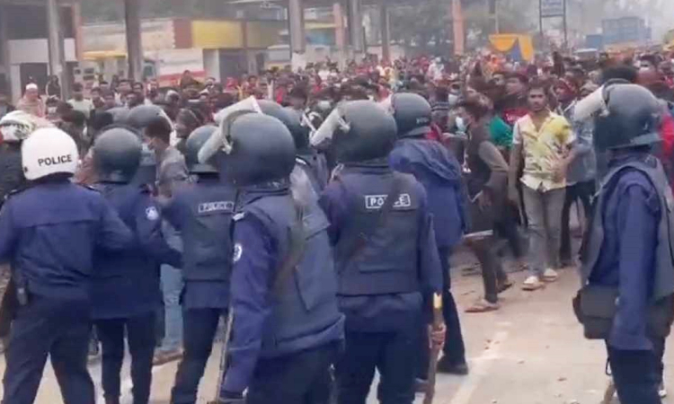 সোমবার সকাল সাড়ে ৭টা থেকে প্রায় পৌনে দুই ঘণ্টা উপজেলার মৌচাক এলাকায় ঢাকা-টাঙ্গাইল মহাসড়কে ‘কোকোলা ফুড প্রোডাক্ট লিমিটেডের’ শ্রমিকরা এ বিক্ষোভ করেন।