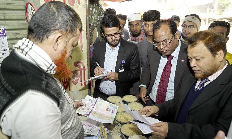 হঠাৎ চালের দাম বেড়ে যাওয়ায় বাজার ‘তদারকি অভিযান’ পরিচালনা করছে খাদ্য মন্ত্রণালয় ও খাদ্য অধিদপ্তরের কর্মকর্তারা।