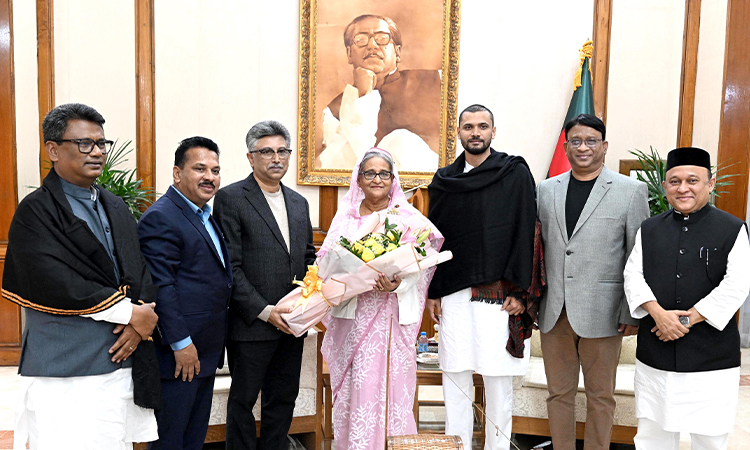 প্রধানমন্ত্রী শেখ হাসিনাকে বুধবার গণভবনে চিফ হুইপ নূর-ই-আলম চৌধুরীর নেতৃত্বে নবনিযুক্ত হুইপগণ ফুল দিয়ে শুভেচ্ছা জানান।