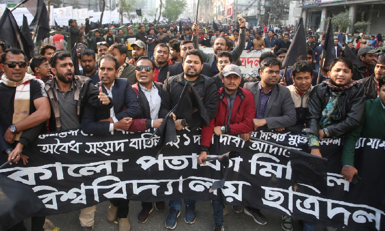 শনিবার রাজধানীর নয়াপল্টনে বিএনপির কেন্দ্রীয় কার্যালয়ের সামনে থেকে কালো পতাকা মিছিল বের করে বিএনপি নেতাকর্মীরা।