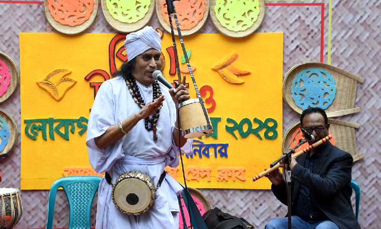 শনিবার জাতীয় প্রেসক্লাব চত্বরে পিঠা উৎসব ও লোকগানের আসরে লোকগান পরিবেশন করেন শিল্পকলা একাডেমির শিল্পীরা।