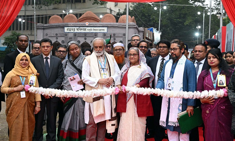 প্রধানমন্ত্রী শেখ হাসিনা বৃহস্পতিবার বিকালে ঢাকার বাংলা একাডেমি প্রাঙ্গণে ফিতা কেটে মাসব্যাপী অমর একুশে বইমেলার উদ্বোধন করেন।