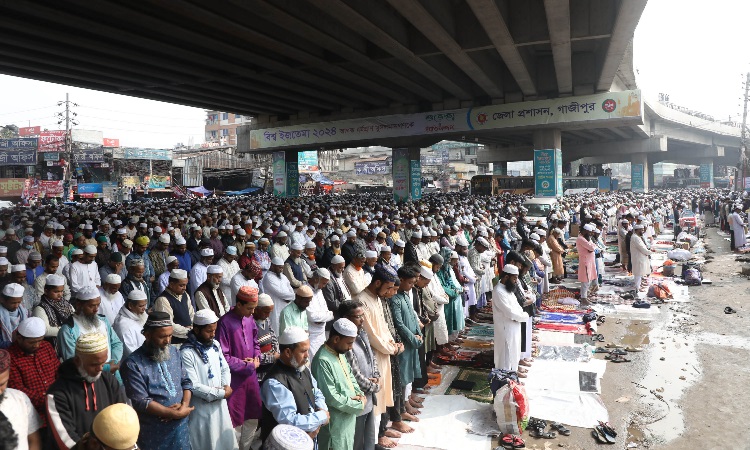 বিশ্ব ইজতেমার প্রথম পর্বের শুরুর দিন লাখো মুসল্লির একসঙ্গে জুমার নামাজ আদায়