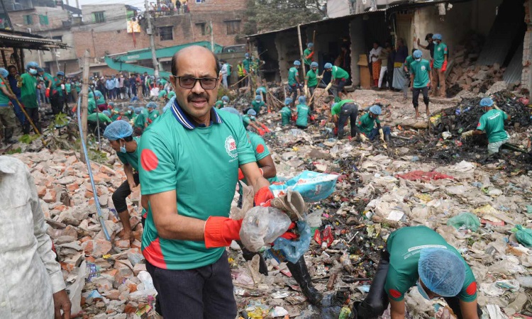 মিরপুরের প্যারিস খাল পরিচ্ছন্নতা কার্যক্রমে আবর্জনা পরিষ্কারে নামেন মেয়র আতিক