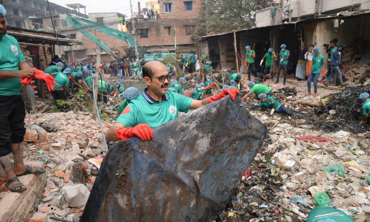 মিরপুরের প্যারিস খাল পরিচ্ছন্নতা কার্যক্রমে আবর্জনা পরিষ্কারে নামেন মেয়র আতিক