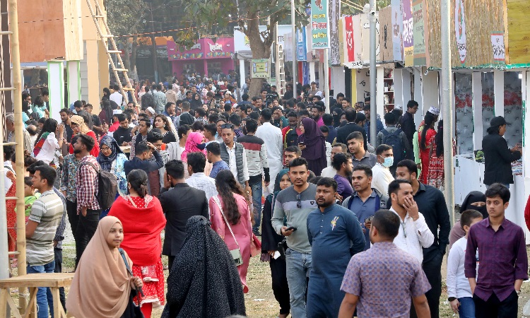 অমর একুশে বইমেলার দ্বিতীয় দিনে শুক্রবার ক্রেতা-দর্শনার্থীদের ভিড়