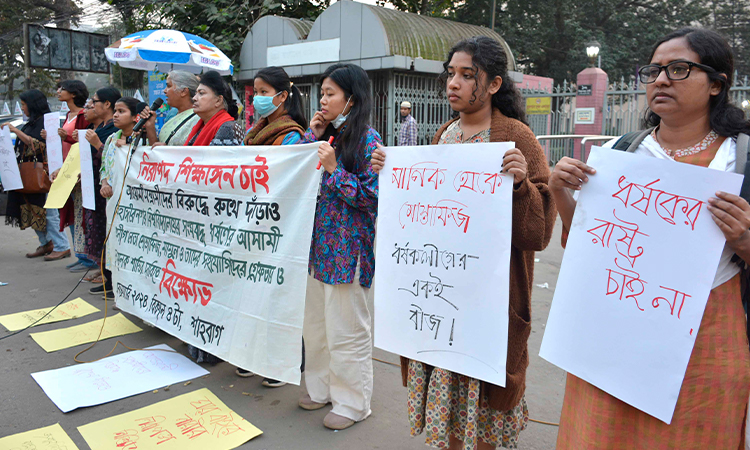 জাহাঙ্গীরনগর বিশ্ববিদ্যালয়ে (জাবি) সংঘবদ্ধ ধর্ষণের ঘটনায় জড়িতদের উপযুক্ত শাস্তির দাবিতে সোমবার বিকেলে রাজধানীর শাহবাগে সমাবেশ করে একদল নারী।