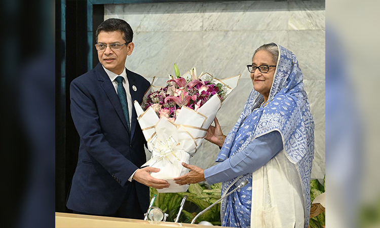 সোমবার প্রধানমন্ত্রী শেখ হাসিনাকে তার কার্যালয়ে সচিব সভায় ফুল দিয়ে শুভেচ্ছা জানান মন্ত্রিপরিষদ সচিব মো. মাহবুব হোসেন।