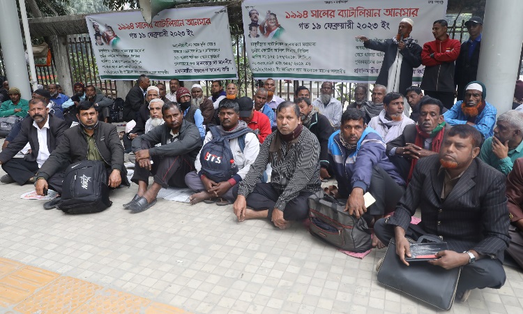 চাকরিতে পুনর্বহালের রায় দ্রুত বাস্তবায়নে প্রধানমন্ত্রীর হস্তক্ষেপ কামনায় জাতীয় প্রেসক্লাবের সামনে মানববন্ধনে আনসার সদস্যরা