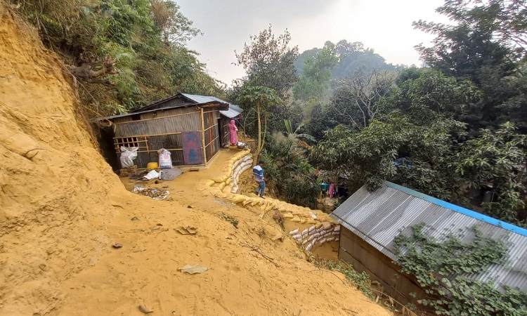 চট্টগ্রামের খুলশী থানাধীন জালালাবাদ এলাকায় পাহাড় কেটে প্লট আকারে বিক্রি, তৎপরতা নেই প্রশাসনের