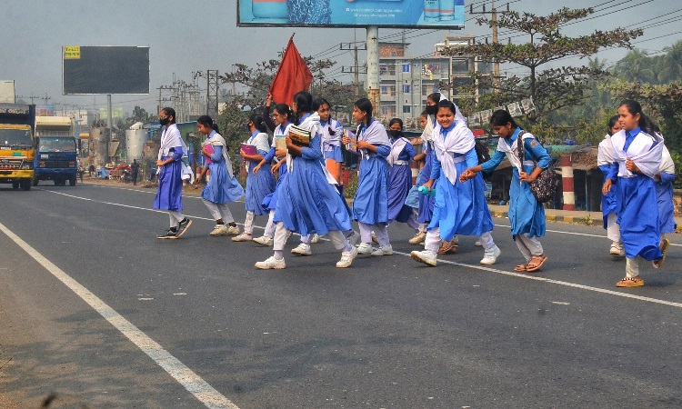 চট্টগ্রামের সীতাকুণ্ডের ফৌজদারহাট এলাকায় ওভারব্রিজ না থাকায় ঝুঁকি নিয়ে মহাসড়ক পাড় হচ্ছে শিক্ষার্থীরা