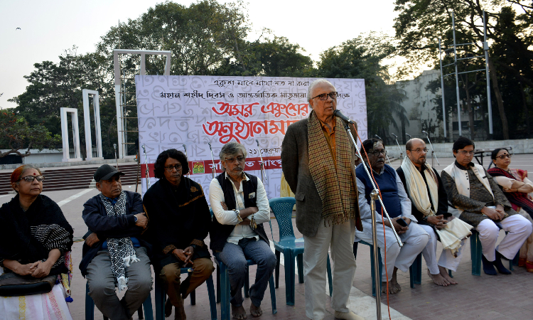 ‘একুশ মানে মাথা নত না করা’ স্লোগানে কেন্দ্রীয় শহীদ মিনারে বৃহস্পতিবার বিকেলে অনুষ্ঠানমালার উদ্বোধন করেন বরেণ্য সাংস্কৃতিক ব্যক্তিত্ব রামেন্দু মজুমদার।