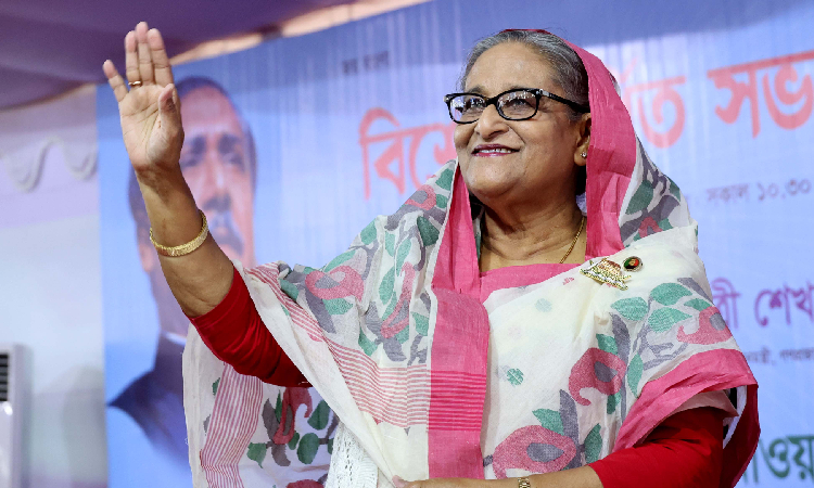 আওয়ামী লীগ সভাপতি ও প্রধানমন্ত্রী শেখ হাসিনা শনিবার গণভবনে আওয়ামী লীগের বিশেষ বর্ধিত সভায় হাত নেড়ে নেতাকর্মীদের শুভেচ্ছা জানান।