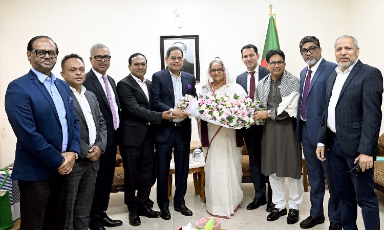 রবিবার প্রধানমন্ত্রী শেখ হাসিনাকে ফুল দিয়ে শুভেচ্ছা জানান বিজিএমইএর নেতৃবৃন্দ