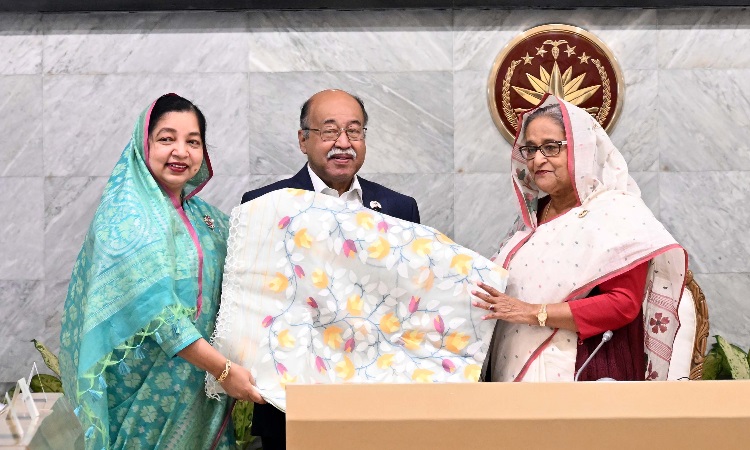 প্রধানমন্ত্রী শেখ হাসিনার হাতে টাংগাইলের শাড়ি হস্তান্তর করেন শিল্পমন্ত্রী নূরুল মজিদ মাহমুদ হুমায়ূন