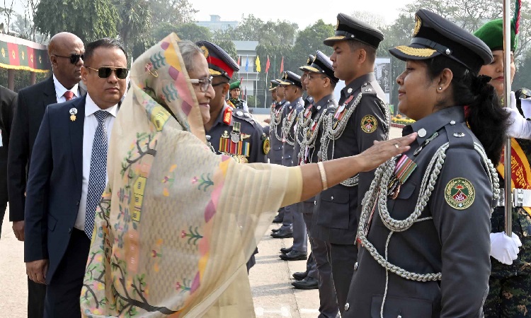 প্রধানমন্ত্রী শেখ হাসিনা সোমবার গাজীপুরের সফিপুরে বাংলাদেশ আনসার ও ভিডিপি একাডেমিতে বাংলাদেশ আনসার ও গ্রাম প্রতিরক্ষা বাহিনীর ৪৪তম জাতীয় সমাবেশ-২০২৪ এ রাষ্ট্রপতি সেবা, রাষ্ট্রপতি ও আনসার ভিডিপি সেবা, আনসার সেবা পদক প্রদান করেন।