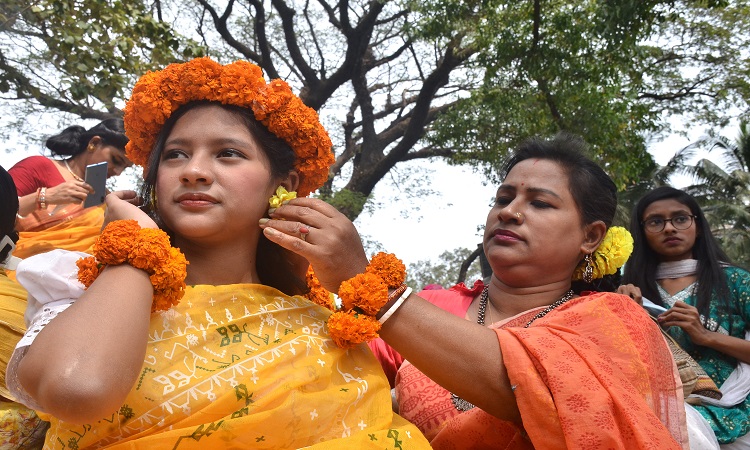 ফাল্গুণের প্রথম দিনে তরুণীদের দেখা মিলল বর্ণিল সাজে। চট্টগ্রাম নগরের আমবাগান শেখ রাসেল পার্ক থেকে বুধবার ছবিটি তোলা।