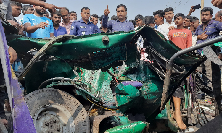 ময়মনসিংহে বাস ও অটোরিকশার মুখোমুখি সংঘর্ষে নারী-শিশুসহ সাতজন নিহত হয়েছেন। নিহতরা সবাই অটোরিকশার যাত্রী ছিলেন।