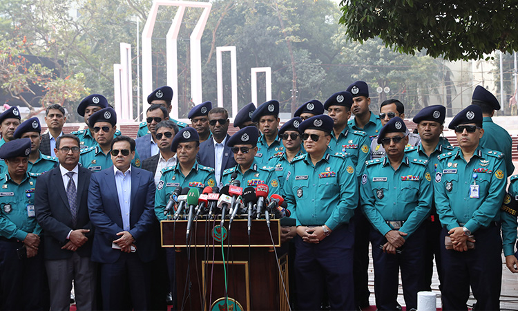 আন্তর্জাতিক মাতৃভাষা দিবস ও মহান শহিদ দিবসকে সামনে রেখে সোমবার রাজধানীতে কেন্দ্রীয় শহিদ মিনার পরিদর্শন করে সাংবাদিকদের সাথে কথা বলেন  ঢাকা মহানগর পুলিশ কমিশনার হাবিবুর রহমান।