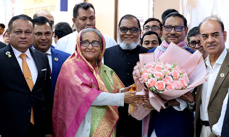 প্রধানমন্ত্রী শেখ হাসিনা জার্মানিতে মিউনিখ সিকিউরিটি কনফারেন্সে যোগদান শেষে সোমবার ঢাকায় হযরত শাহজালাল আন্তর্জাতিক বিমানবন্দরে পৌঁছালে মন্ত্রিপরিষদের সদস্যবৃন্দ ও ঊর্ধ্বতন কর্মকর্তাগণ তাঁকে স্বাগত জানান।