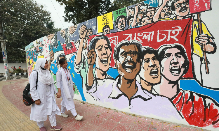 মিনারের মূল বেদিসহ আশপাশের রাস্তার দেয়ালে রঙ করা হচ্ছে। চলছে ধোয়ামোছা, আলপনা, সাজসজ্জা ও গাছের গুঁড়ি রঙ করার কাজ।