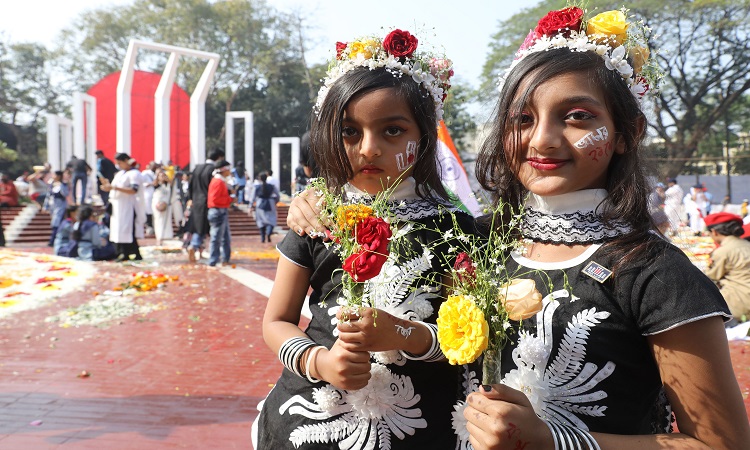 একুশে ফেব্রুয়ারি, মহান শহিদ দিবস ও আন্তর্জাতিক মাতৃভাষা দিবসে মঙ্গলবার হাজারো মানুষ কেন্দ্রীয় শহিদ মিনারে এসে ভাষাশহিদদের প্রতি শ্রদ্ধা জানাচ্ছেন। শ্রদ্ধার ফুলে ফুলে ভরে গেছে কেন্দ্রীয় শহিদ মিনারের বেদি।