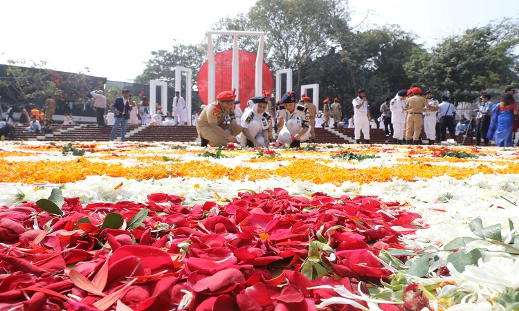 একুশে ফেব্রুয়ারি, মহান শহিদ দিবস ও আন্তর্জাতিক মাতৃভাষা দিবসে মঙ্গলবার হাজারো মানুষ কেন্দ্রীয় শহিদ মিনারে এসে ভাষাশহিদদের প্রতি শ্রদ্ধা জানাচ্ছেন। শ্রদ্ধার ফুলে ফুলে ভরে গেছে কেন্দ্রীয় শহিদ মিনারের বেদি।