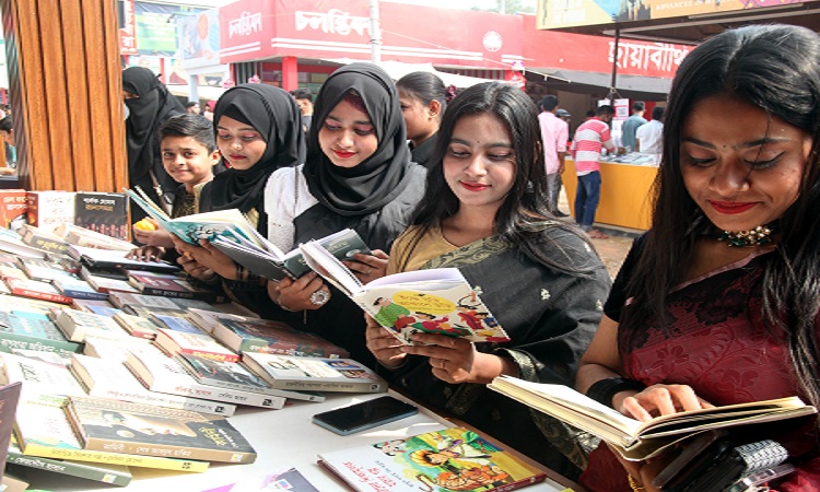 একুশে ফেব্রুয়ারি ছুটির দিনের বইমেলা ছিল মানুষেরই মেলা। ছবিটি সোহরাওয়ার্দী উদ্যান থেকে তোলা।