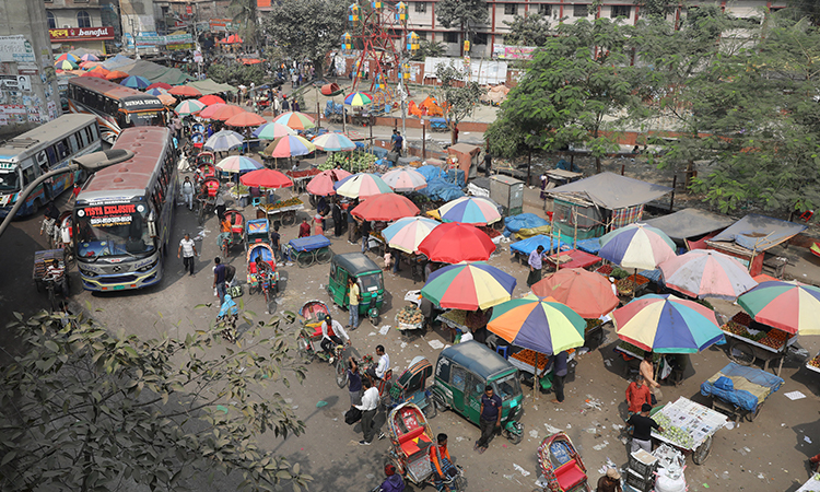 রাজধানীর সড়ক ও ফুটপাতের বেশিরভাগই হকার, ব্যবসায়ীদের দখলে। সড়কের ওপর গড়ে উঠেছে দোকানপাট, বাজার। সড়কটিতে বেশ কিছু সরকারি প্রতিষ্ঠান, শিক্ষাপ্রতিষ্ঠান ও আবাসিক এলাকা অবস্থিত। ফুটপাত না থাকায় এলাকাবাসী ও পথচারীদের মূল সড়কে নেমে হাঁটতে হচ্ছে।