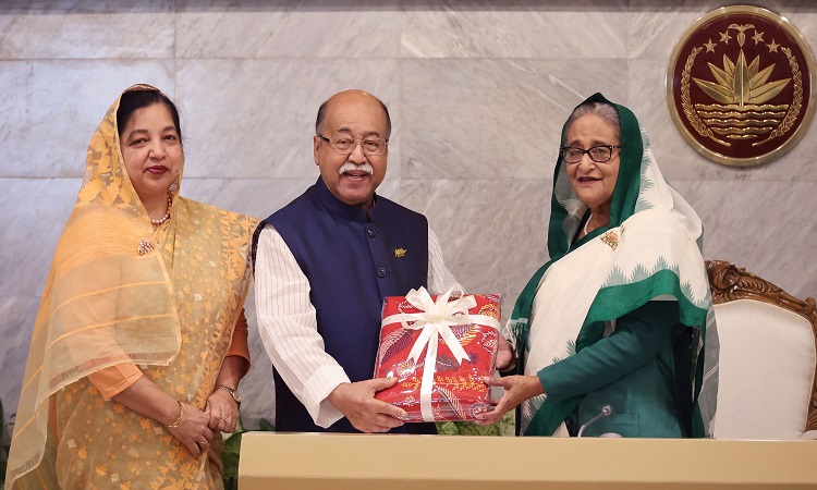 প্রধানমন্ত্রী শেখ হাসিনার হাতে বুধবার তাঁর কার্যালয়ে জিআই পণ্য হিসেবে স্বীকৃতি পাওয়া জামালপুরের নকশিকাঁথা তুলে দেন শিল্পমন্ত্রী নূরুল মজিদ মাহমুদ হুমায়ূন।