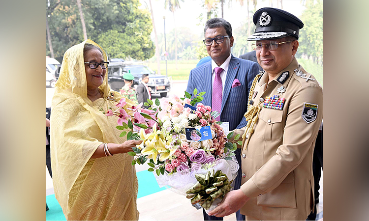 প্রধানমন্ত্রী শেখ হাসিনাকে বৃহস্পতিবার তাঁর কার্যালয়ে পুলিশ সপ্তাহ উপলক্ষ্যে আয়োজিত অনুষ্ঠানে বাংলাদেশ পুলিশের মহাপরিদর্শক চৌধুরী আবদুল্লাহ আল মামুন ফুল দিয়ে শুভেচ্ছা জানান।