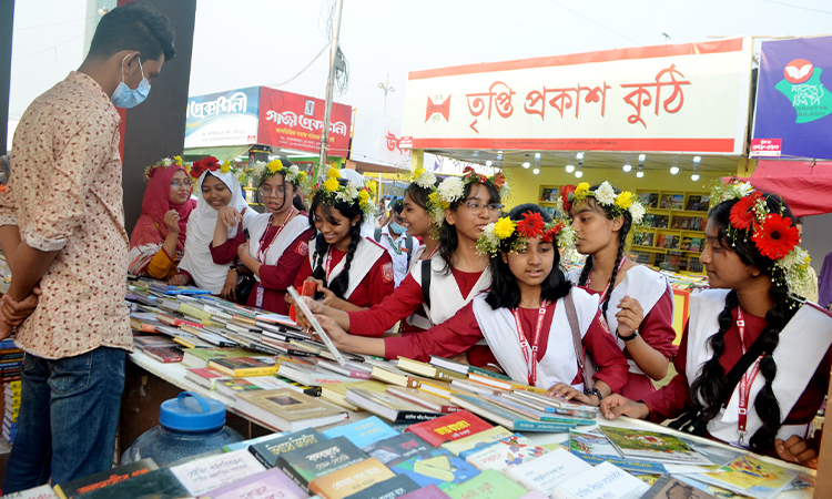 অমর একুশে বইমেলা শেষ হওয়ার আর দুইদিন বাকি, বৃহস্পতিবার মেলায় দেখা মেলে প্রায় সব বয়সের মানুষের।