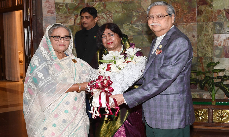 প্রধানমন্ত্রী শেখ হাসিনা শুক্রবার বঙ্গভবনে পৌঁছলে রাষ্ট্রপতি মো. সাহাবুদ্দিন ও তাঁর সহধর্মিণী ড. রেবেকা সুলতানা তাঁকে ফুলদিয়ে শুভেচ্ছা জানান।