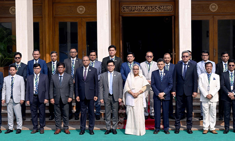 প্রধানমন্ত্রী শেখ হাসিনা রবিবার ঢাকায় প্রধানমন্ত্রীর কার্যালয়ে 'জেলা প্রশাসক সম্মেলন-২০২৪'-এর উদ্বোধন অনুষ্ঠানে ফটোসেশনে অংশ নেন।