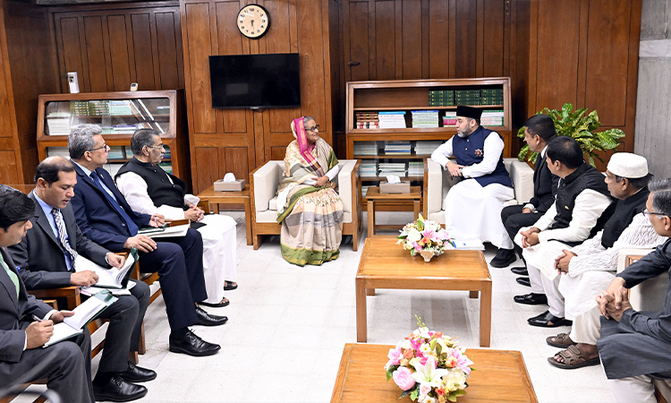 প্রধানমন্ত্রী শেখ হাসিনার সাথে রবিবার জাতীয় সংসদ ভবনের কার্যালয়ে ইরাকের বাগদাদ শরীফের মোতাওয়ালী হযরত শেখ খালিদ আব্দুল কাদের মনসুর আল জিলানী (র.)-সহ প্রতিনিধিদল সৌজন্য স্বাক্ষাৎ করেন।