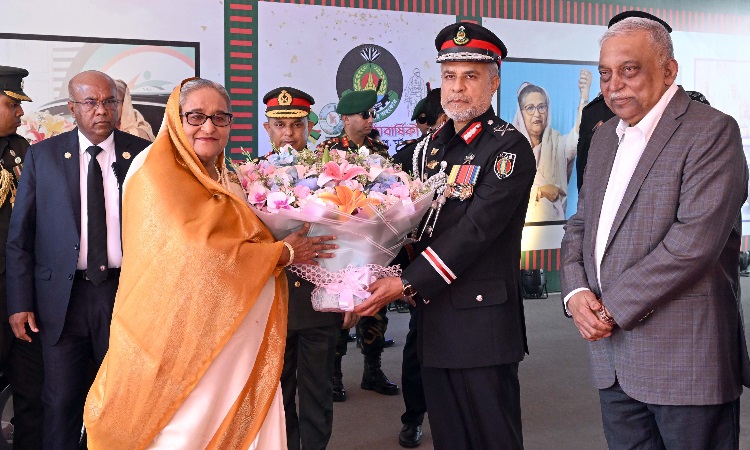 র‍্যাবের ২০তম প্রতিষ্ঠা বার্ষিকী উপলক্ষ্যে প্রধানমন্ত্রী শেখ হাসিনাকে ফুল দিয়ে স্বাগত জানান র‍্যাবের মহাপরিচালক এম খুরশীদ আলম