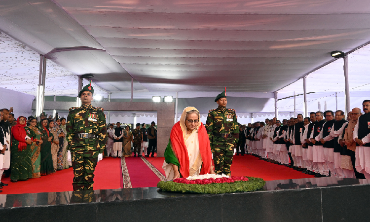 প্রধানমন্ত্রী ও আওয়ামী লীগ সভাপতি শেখ হাসিনা বৃহস্পতিবার ধানমন্ডি ৩২ নম্বরে 'ঐতিহাসিক ৭ মার্চ' উপলক্ষ্যে বঙ্গবন্ধুর প্রতিকৃতিতে পুষ্পস্তবক অর্পণ করেন।