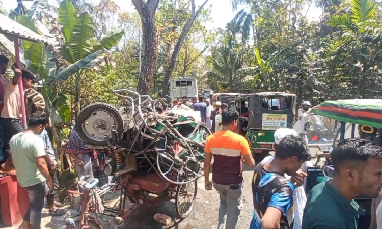 পিরোজপুর সদর উপজেলায় একটি বাস, ইজিবাইক ও মোটরসাইকেল সংঘর্ষে দুই নারীসহ সাতজনের মৃত্যু হয়েছে। এ সময় আহত হয়েছেন আরও ১০ জন। শুক্রবার দুপুর পৌনে ১২টার দিকে পাড়েরহাট সড়কের ঝাউতলা এলাকায় এই দুর্ঘটনা ঘটে।