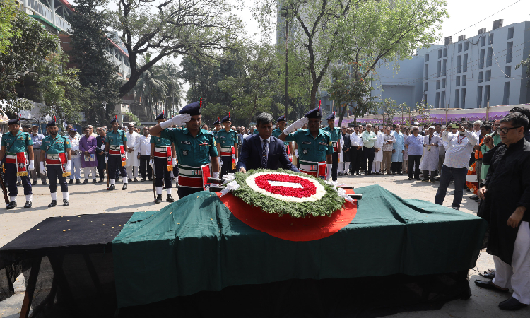 সোমবার জাতীয় প্রেসক্লাব প্রাঙ্গণে প্রধানমন্ত্রীর প্রেস সচিব বীর মুক্তিযোদ্ধা ইহসানুল করিম হেলালকে রাষ্ট্রীয় সম্মান গার্ড অব অনার জানানো হয়।