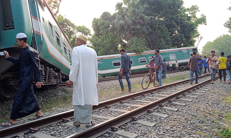 কুমিল্লার নাঙ্গলকোটে বিজয় এক্সপ্রেস লাইনচ্যুত হওয়ায় চট্টগ্রামের সঙ্গে সারাদেশের ট্রেন চলাচল বন্ধ রয়েছে।