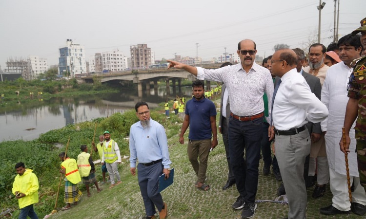 উত্তরা ১২ নম্বর সেক্টরের রাজউক খালপাড় এলাকা স্থানীয় সরকারমন্ত্রী তাজুল ইসলাম এবং ঢাকা উত্তর সিটি কর্পোরেশনের (ডিএনসিসি) মেয়র আতিকুল ইসলাম