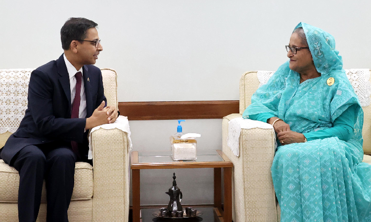 প্রধানমন্ত্রী শেখ হাসিনার সাথে বৃহস্পতিবার গণভবনে বাংলাদেশে নিযুক্ত ভারতের হাইকমিশনার প্রণয় ভার্মা সাক্ষাৎ করেন।