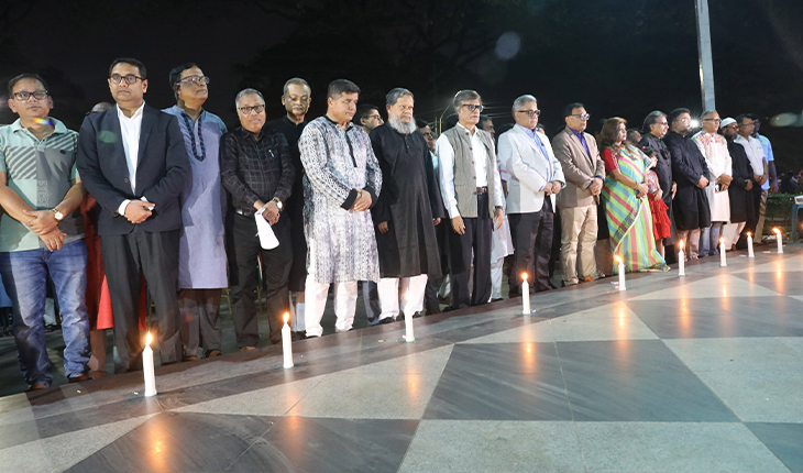 কাল রাত্রি ও গণহত্যা দিবস উপলক্ষ্যে ঢাকা বিশ্ববিদ্যালয়ের ‘স্মৃতি চিরন্তন’ চত্বরে মোমবাতি প্রজ্বলন করে শহিদের স্মৃতির প্রতি শ্রদ্ধা জানান উপাচার্য অধ্যাপক এ এস এম মাকসুদ কামালসহ অতিথিরা।