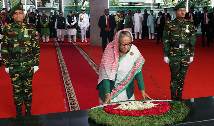 স্বাধীনতা দিবসের সকালে মঙ্গলবার ধানমণ্ডি ৩২ নম্বরে জাতির পিতা বঙ্গবন্ধু শেখ মুজিবুর রহমানের প্রতিকৃতিতে পুষ্পস্তবক অর্পণ করেন প্রধানমন্ত্রী শেখ হাসিনা।