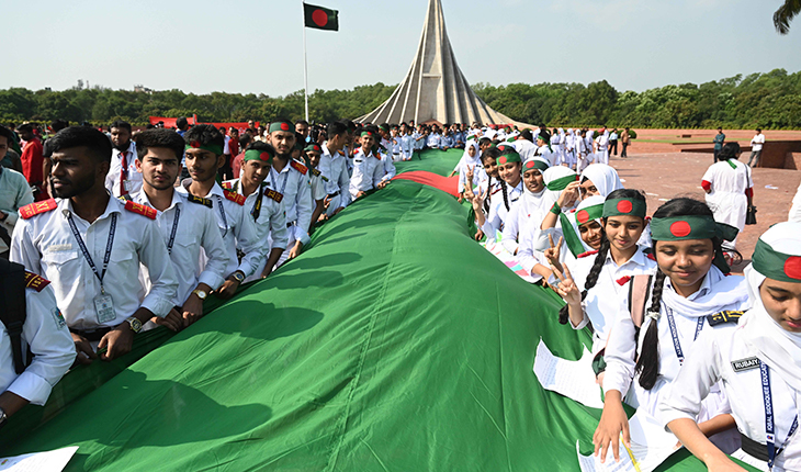 জাতীয় স্মৃতিসৌধে বীর শহিদদের প্রতি শ্রদ্ধা নিবেদন করতে এসেছে স্কুলের শিক্ষার্থীরা। বীর শহিদদের প্রতি শ্রদ্ধা জানাতে নিজ হাতে বার্তা লিখে এনেছে শিক্ষার্থীরা।